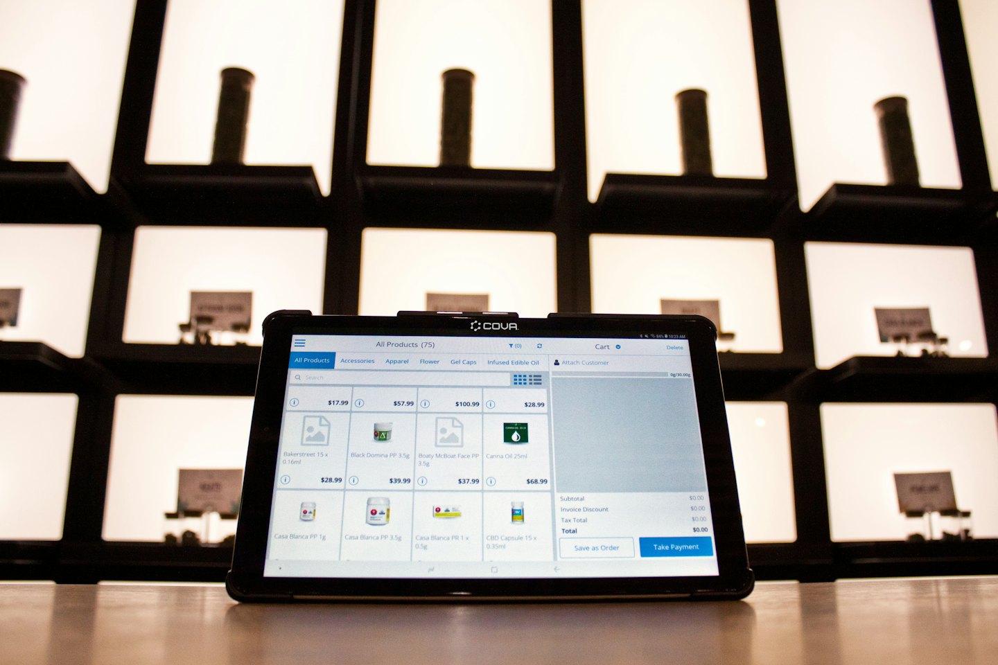 Tablet z oprogramowaniem POS na ladzie.